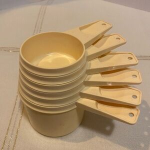 Vintage Tupperware 6 Measuring Cups Set Cream Color